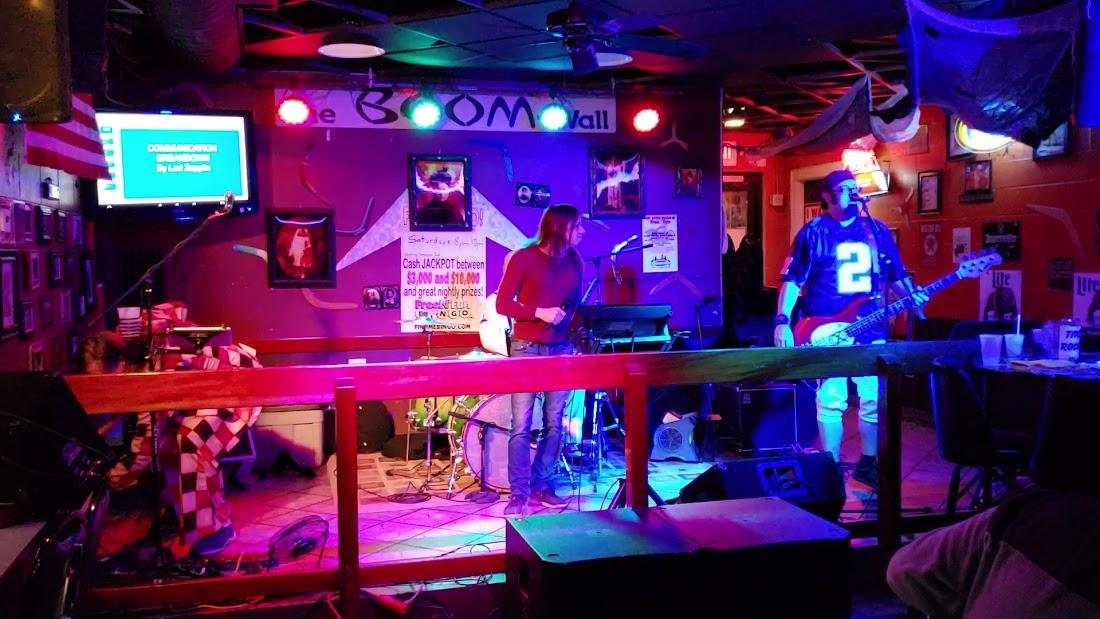 Boomerangs Bar & Grill